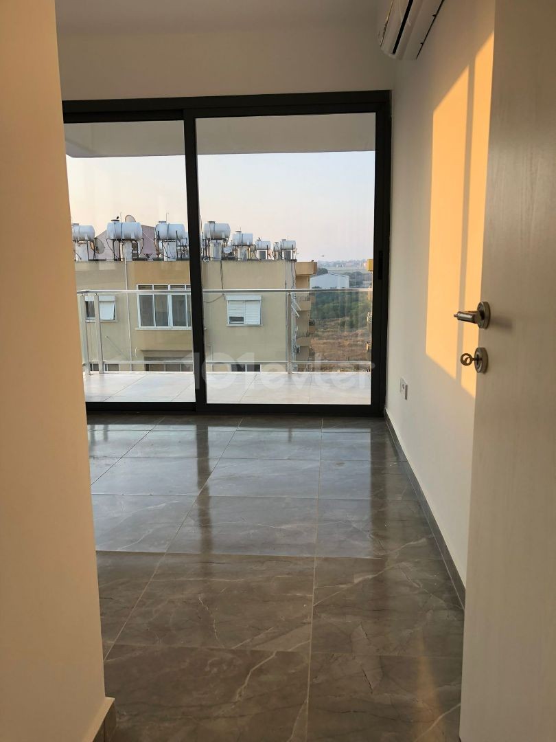 MAĞUSA MERKEZDE DENİZ MANZARRALI SIFIR 2+1 SATILIK DAİRE