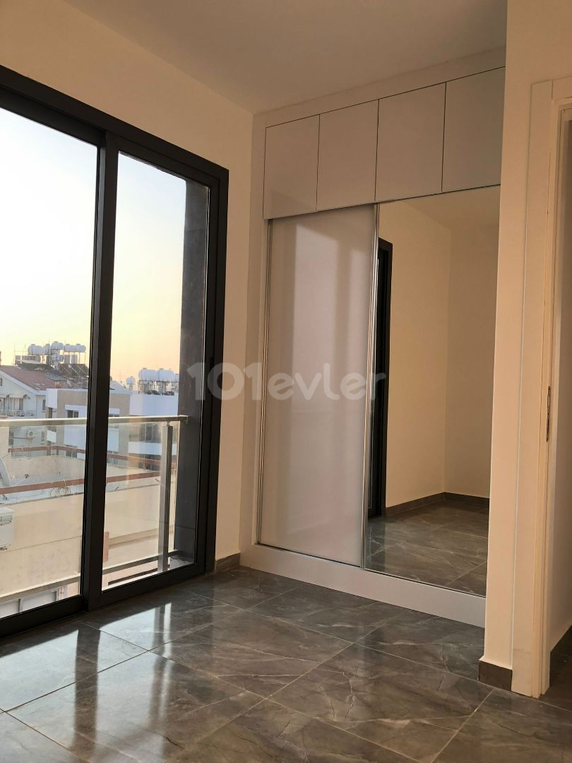 MAĞUSA MERKEZDE DENİZ MANZARRALI SIFIR 2+1 SATILIK DAİRE