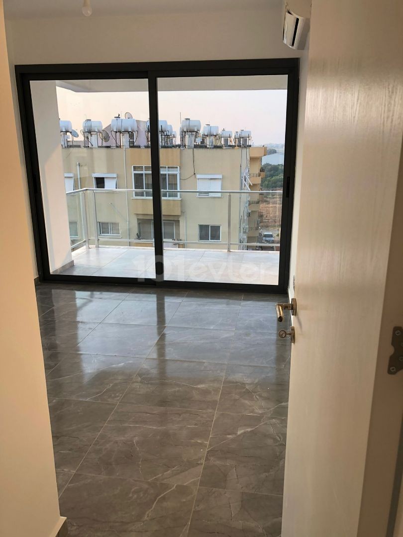 MAĞUSA MERKEZDE DENİZ MANZARRALI SIFIR 2+1 SATILIK DAİRE