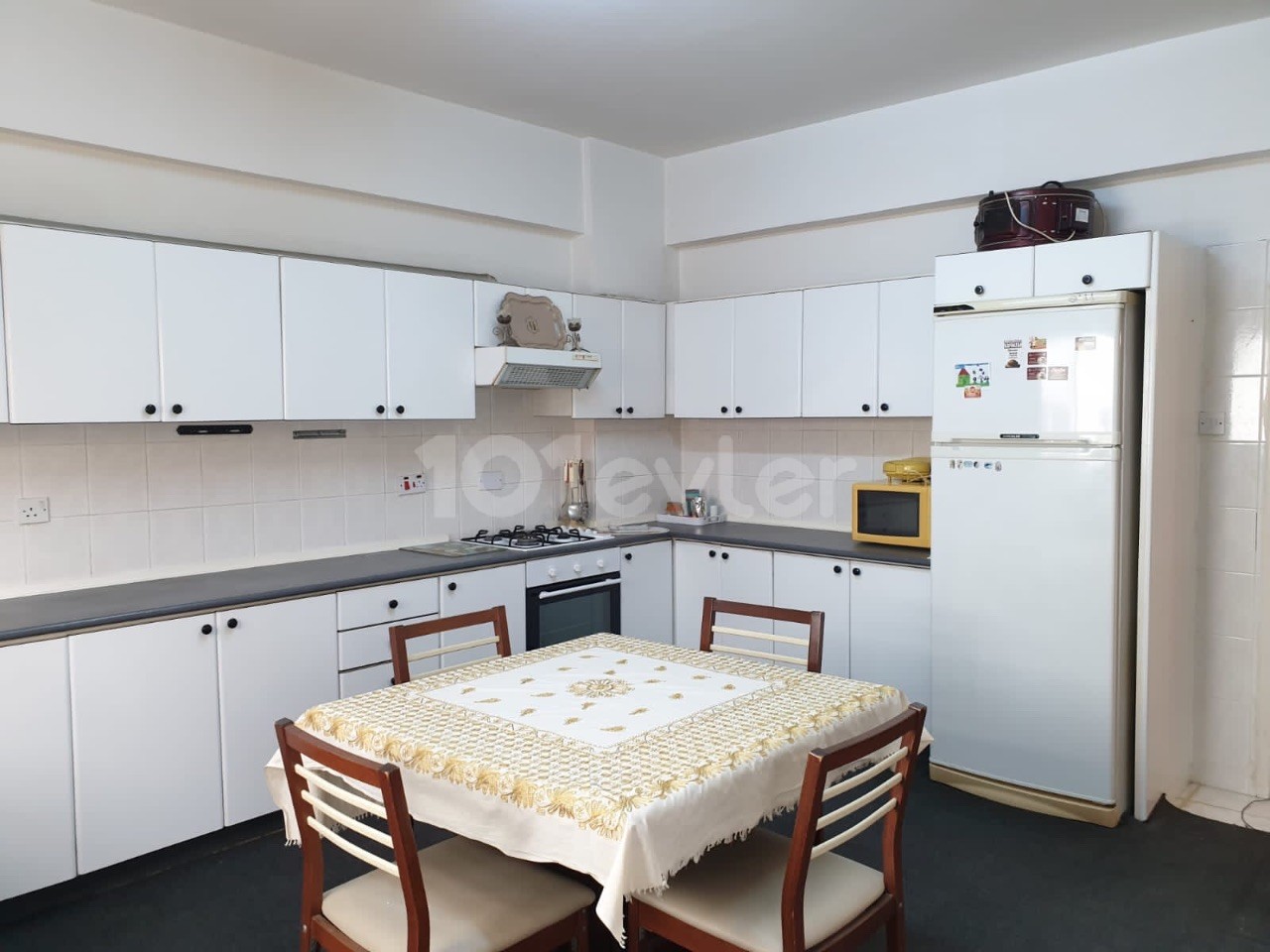 GAZİMAĞUSA MERKEZDE FULL EŞYALI 3+1 KİRALIK DAİRE