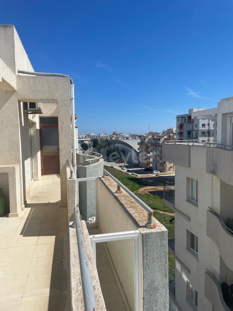 VOLLSTÄNDIG MÖBLIERTES PENTHOUSE ZUM VERKAUF IN SEHR GUTER LAGE IN FAMAGUSTA