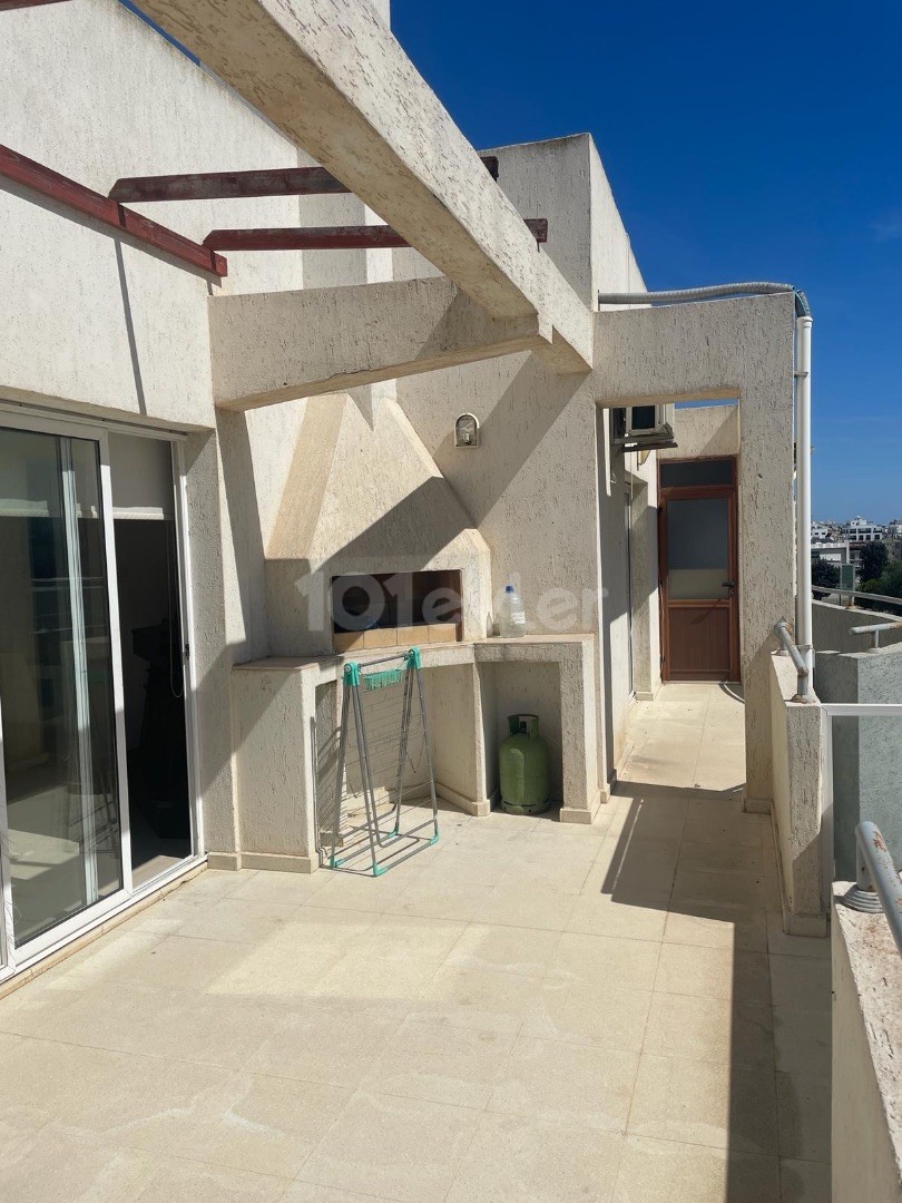 VOLLSTÄNDIG MÖBLIERTES PENTHOUSE ZUM VERKAUF IN SEHR GUTER LAGE IN FAMAGUSTA