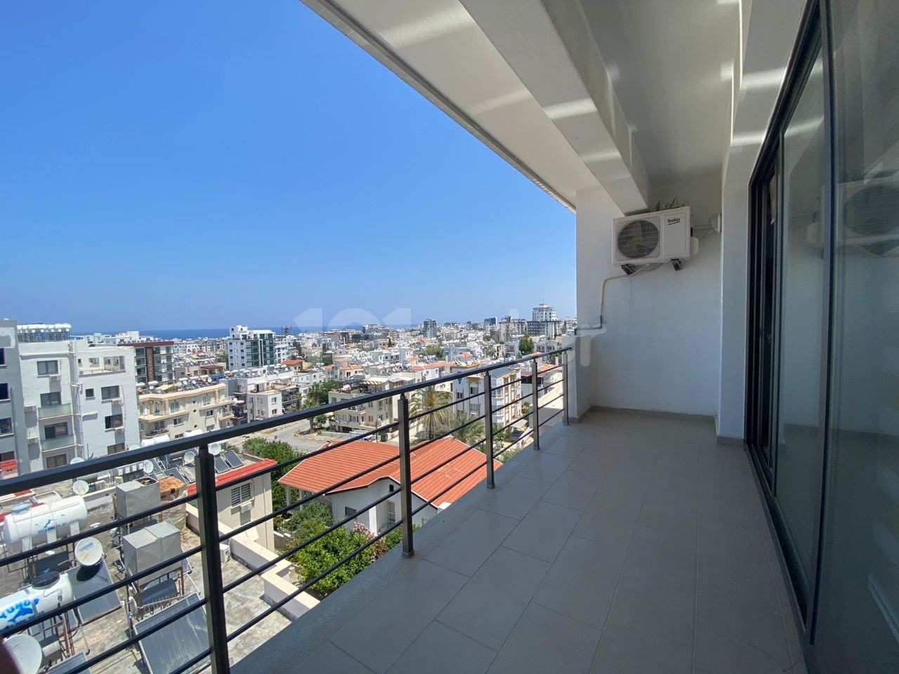 Girne Merkezde full eşyallı,  dağ manzaralı, geniş yaşam alanı sunan, süper mutfak ve  banyolu yeni 3+1 penthouse