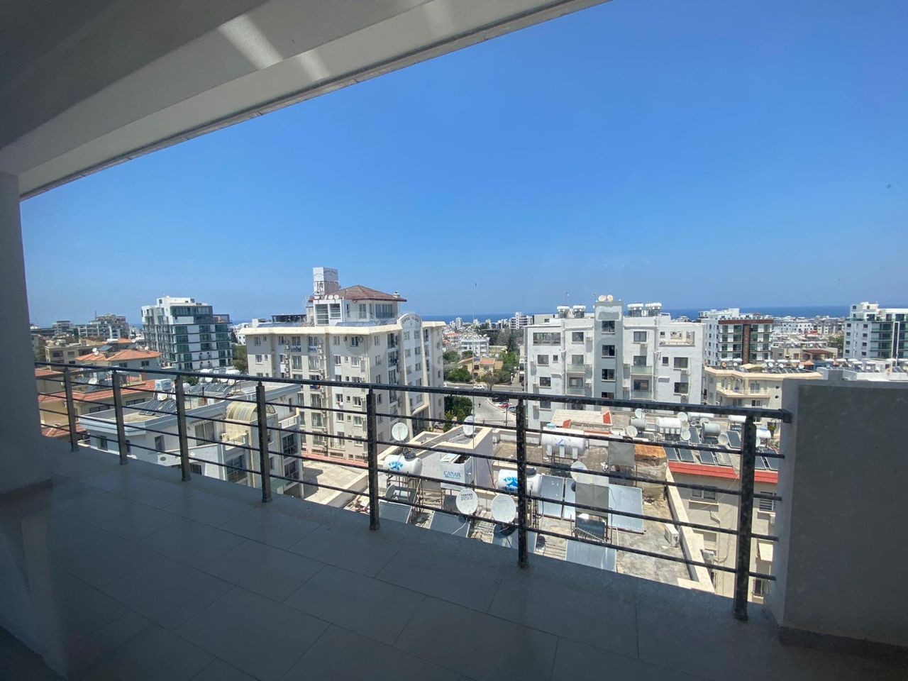 Girne Merkezde full eşyallı,  dağ manzaralı, geniş yaşam alanı sunan, süper mutfak ve  banyolu yeni 3+1 penthouse