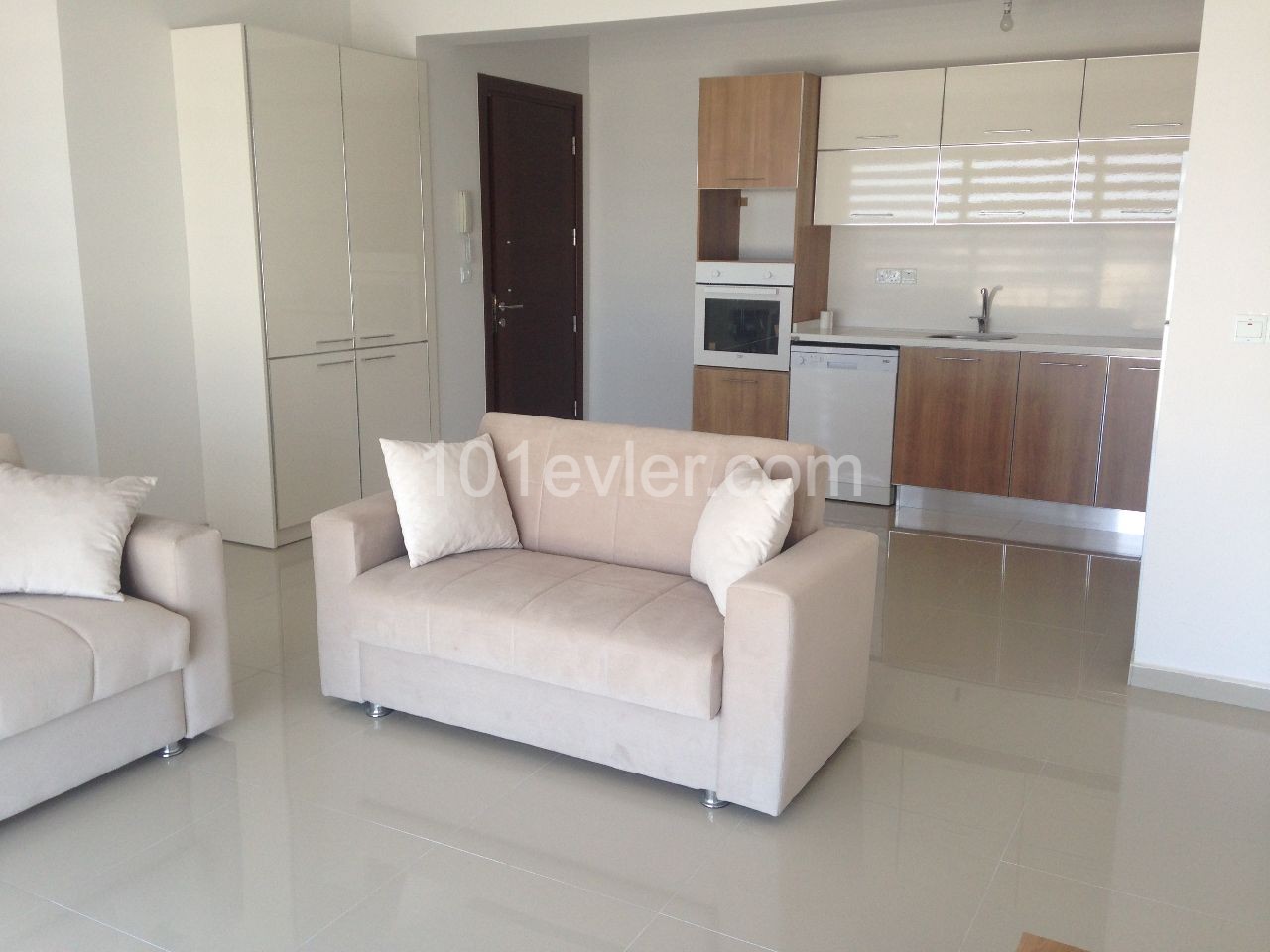 3+1 apartment with full furniture in the center of Kyrenia, offering a spacious living area, with a super kitchen and an en suite bathroom ** 