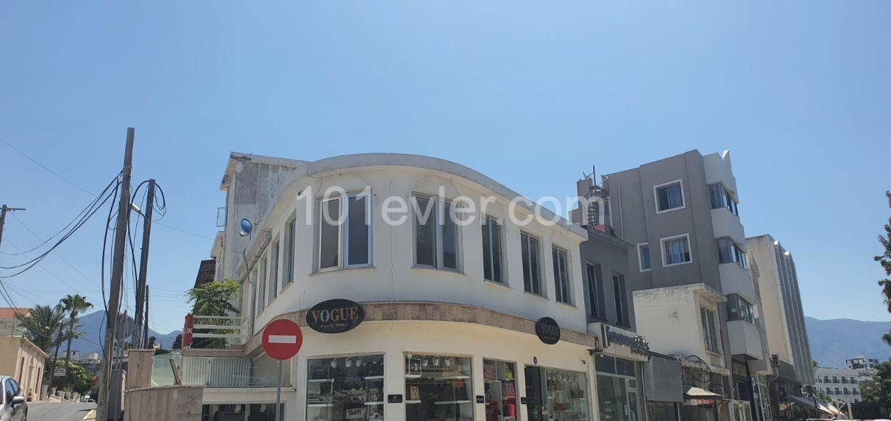 GİRNE MERKEZ EN İŞLEK CADDESİ ÜZERİNDE, DOME OTELİ KARŞISINDA, DENİZ MANZARALI, KÖŞE, ÜST KAT DÜKKAN 75 M2