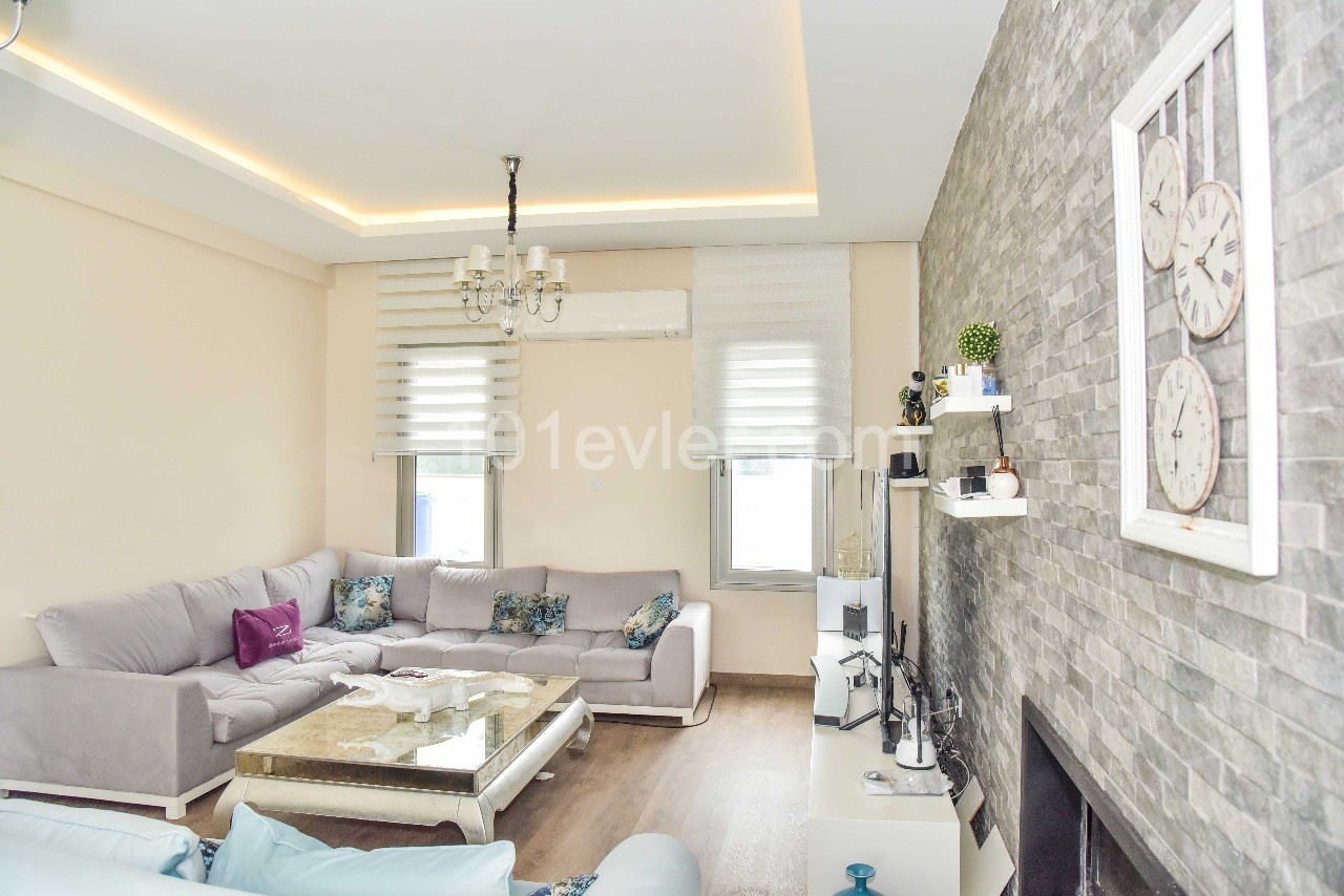 KIBRIS GİRNE ALSANCAK'TA 3+1 VİLLA DENİZ MANZARALI, ÖZEL HAVUZLU,SİTE İÇİNDE 220m2 EŞYALI