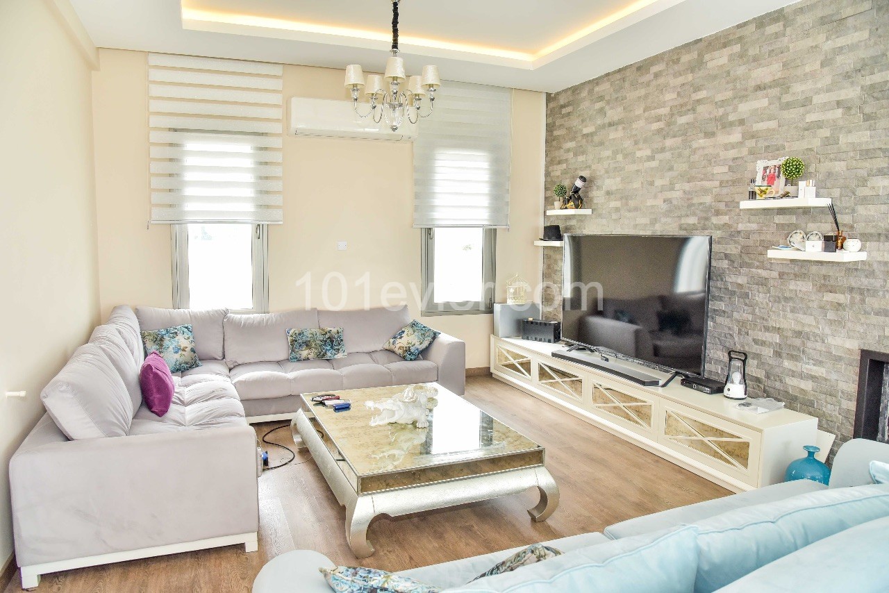 KIBRIS GİRNE ALSANCAK'TA 3+1 VİLLA DENİZ MANZARALI, ÖZEL HAVUZLU,SİTE İÇİNDE 220m2 EŞYALI