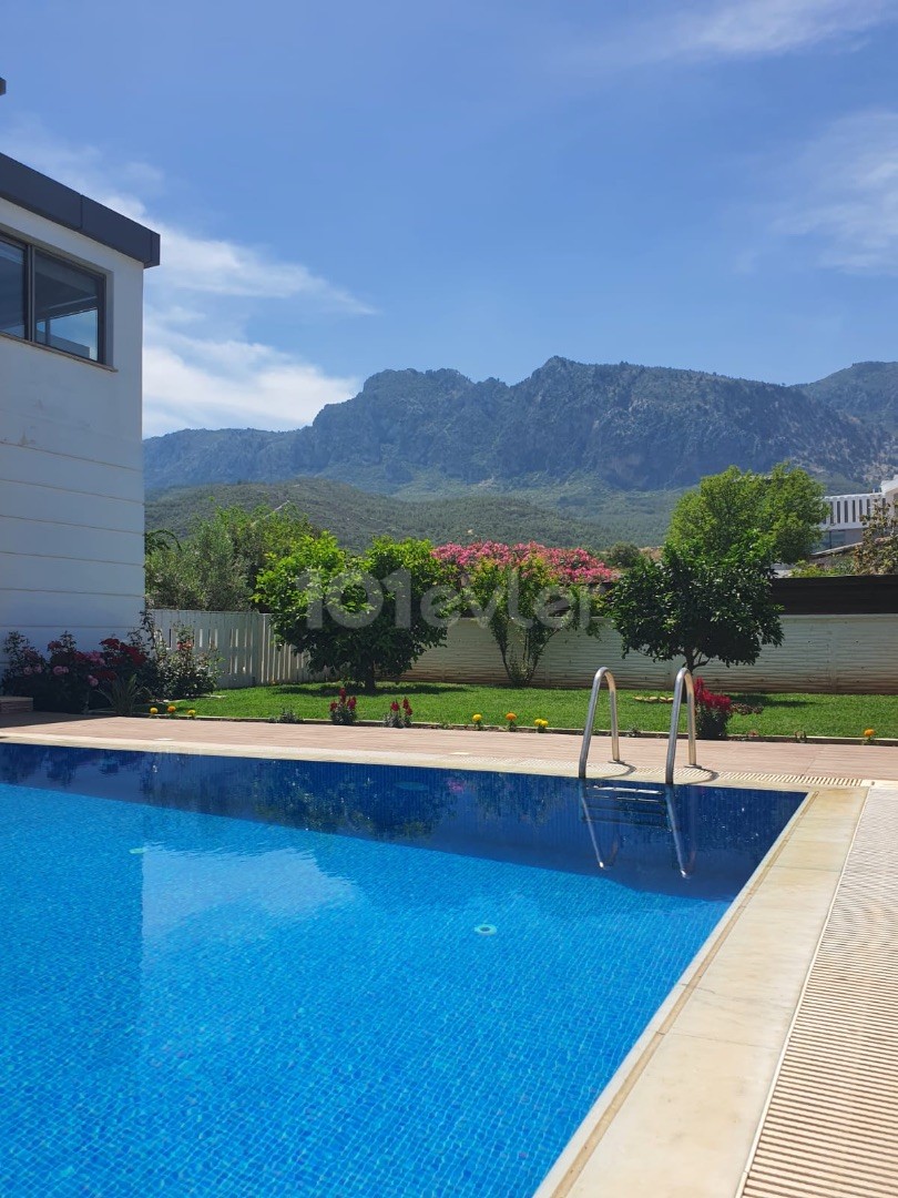 4+1 VILLA IN KYRENIA ALSANCAK MIT MEERBLICK, PRIVATEM POOL, VOR ORT, VOLL MÖBLIERT ** 