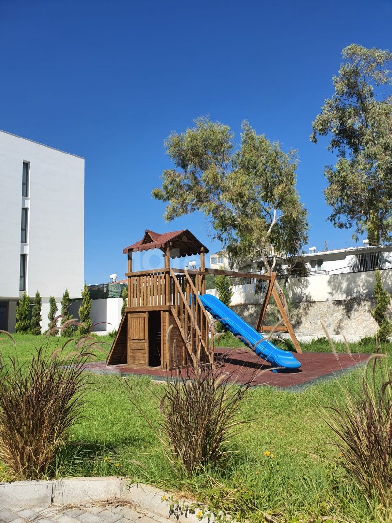 2+1 Null Wohnung Zu vermieten in Zypern Nikosia HAMITKÖY, Möbliert, bewachter Ort, 1000m2 Garten, Kinderspielplatz ** 