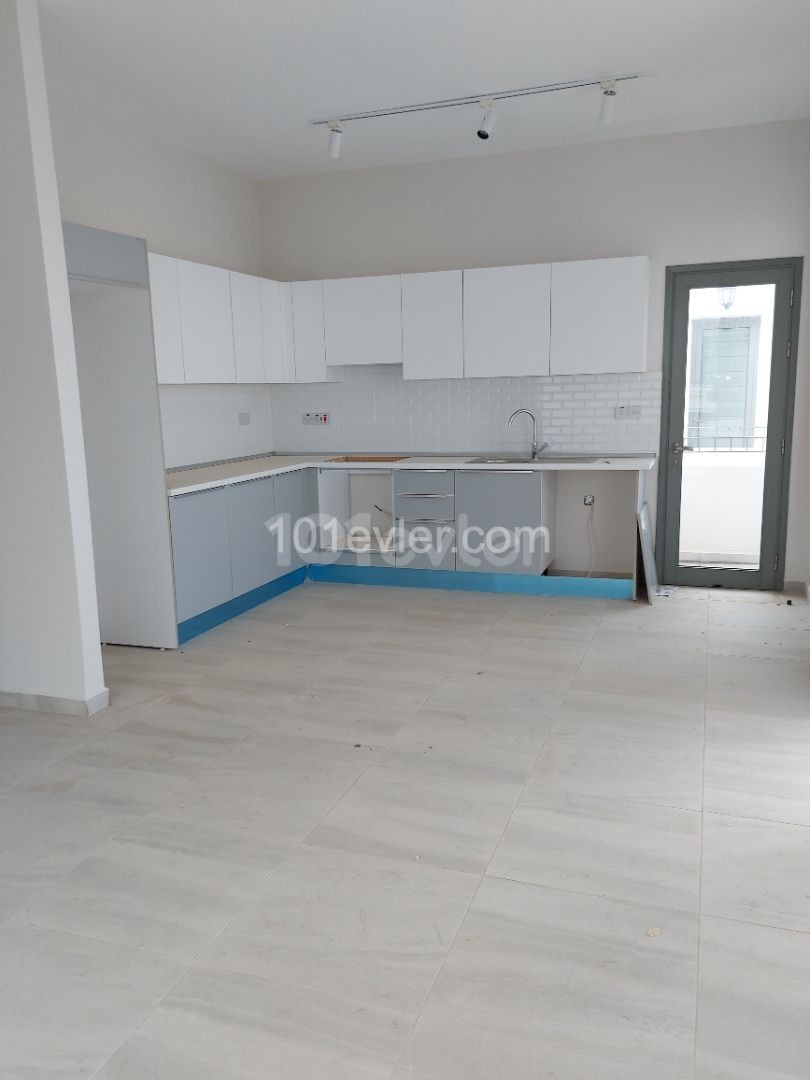 Kıbrıs Girne Town House Sitesinde Satılık 2+1, Lüks, Havuzlu ve Güvenlikli Sitede, Denize ve Çevre Yoluna Yakın Muhteşem Konumlu daire