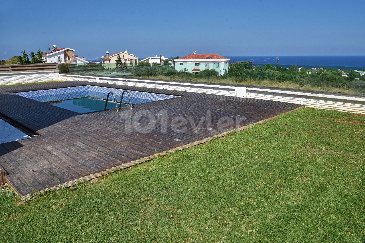 ZYPERN, GIRNE ALSANCAK, AUF EINEM GRUNDSTÜCK, 3+1 HALBMÖBLIERTE VILLA ZU VERMIETEN, MIT POOL, MIT ATEMBERAUBENDEM MEERBLICK