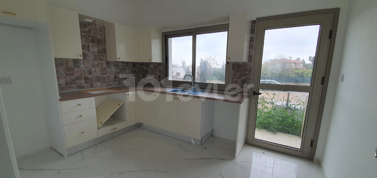 KIBRIS, GİRNE,ALSANCAK'TA SATILIK 2+1 DAİRE BAHÇE KATI