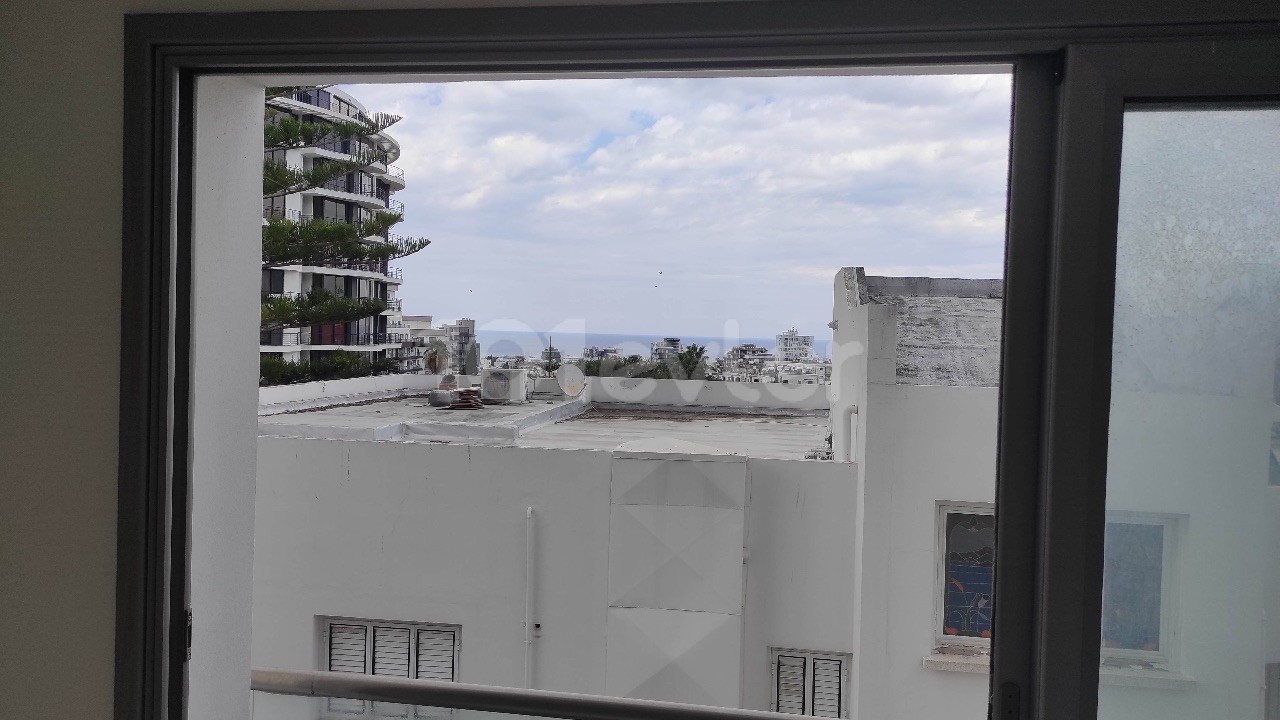 2+1 Wohnung mit Berg- und Meerblick in Kyrenia Zentrum