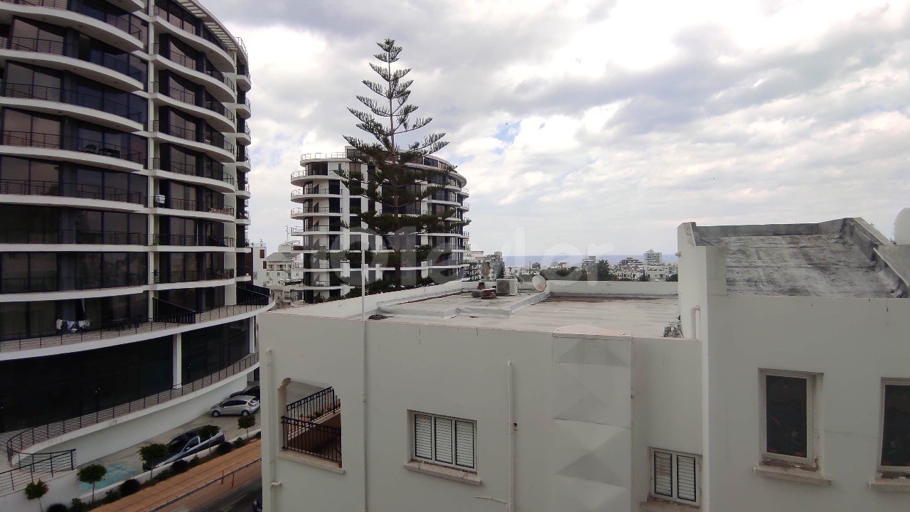 2+1 Wohnung mit Berg- und Meerblick in Kyrenia Zentrum