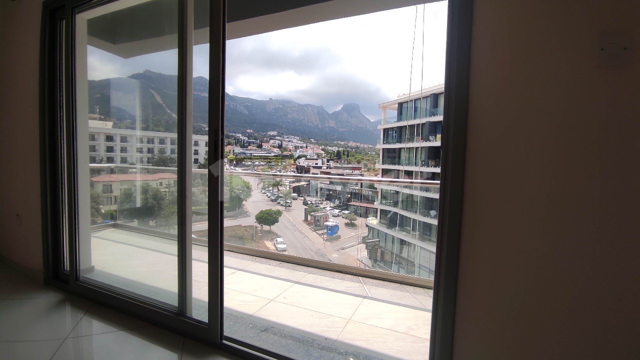 2+1 Wohnung mit Balkon und Blick im Zentrum von Kyrenia