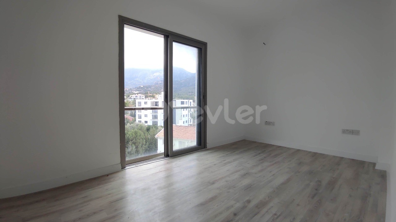 2+1 Wohnung mit Balkon und Blick im Zentrum von Kyrenia