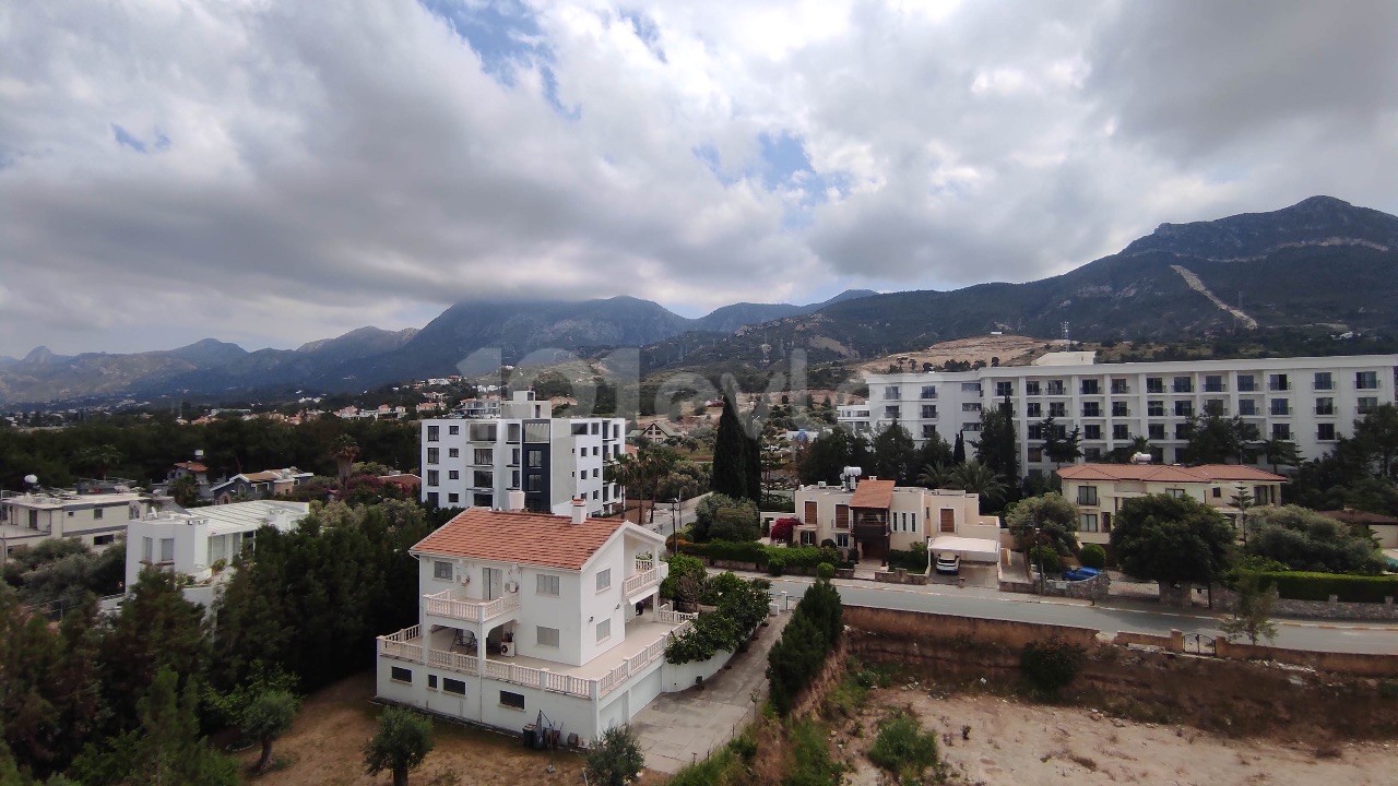 2+1 Wohnung mit Balkon und Blick im Zentrum von Kyrenia