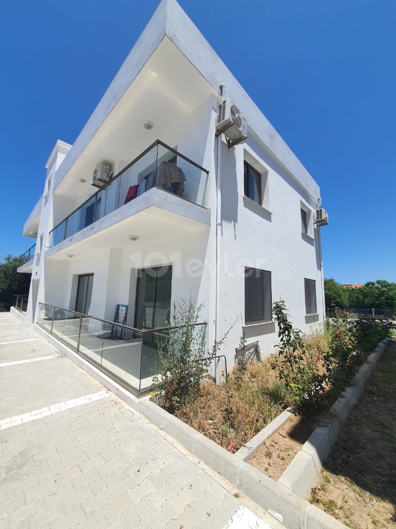 2+1 WOHNUNG ZUM VERKAUF IN ZYPERN, KYRENIA, ALSANCAK, GARTENBODENWOHNUNG