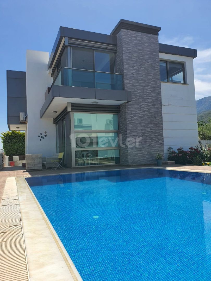 MÖBLIERTE 4+1-VILLA ZU VERMIETEN IN ZYPERN GIRNE ALSANCAK MIT MEERBLICK, PRIVATEM POOL, AUF EINEM GRUNDSTÜCK