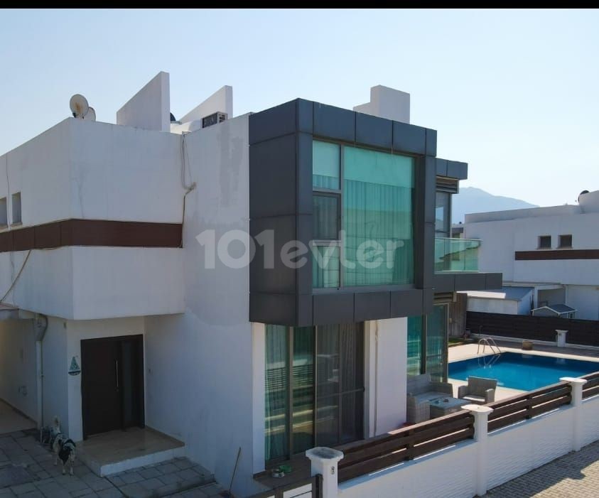 MÖBLIERTE 4+1-VILLA ZU VERMIETEN IN ZYPERN GIRNE ALSANCAK MIT MEERBLICK, PRIVATEM POOL, AUF EINEM GRUNDSTÜCK