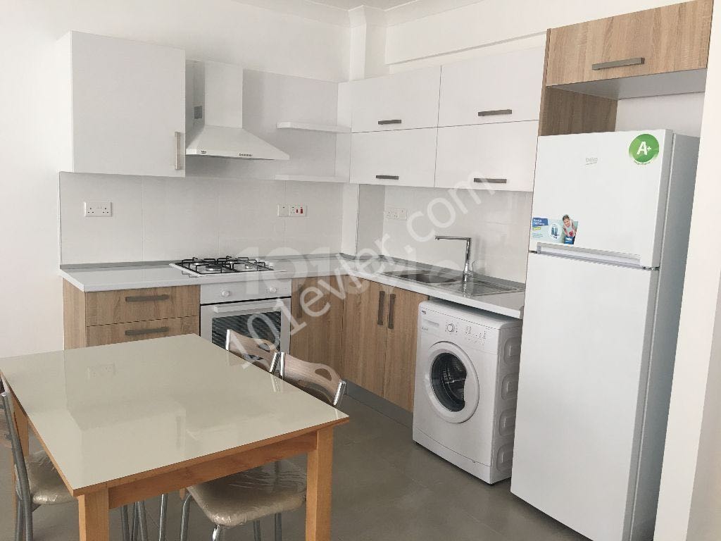 GERÄUMIGE 1 + 1 WOHNUNG ZUR MIETE IM ZENTRUM VON KYRENIA ** 