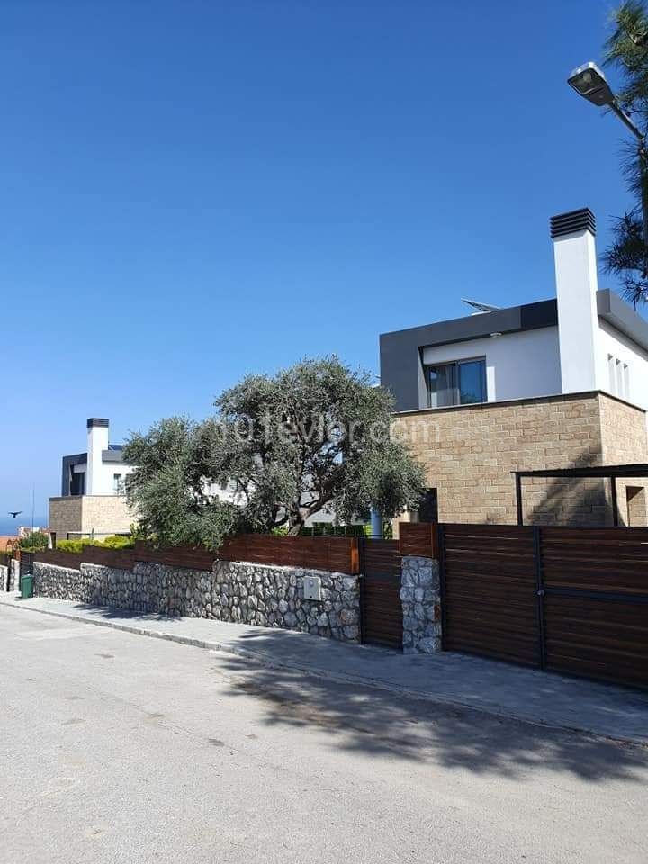 Girne Çatalköyde  Havuzlu satilik Villa