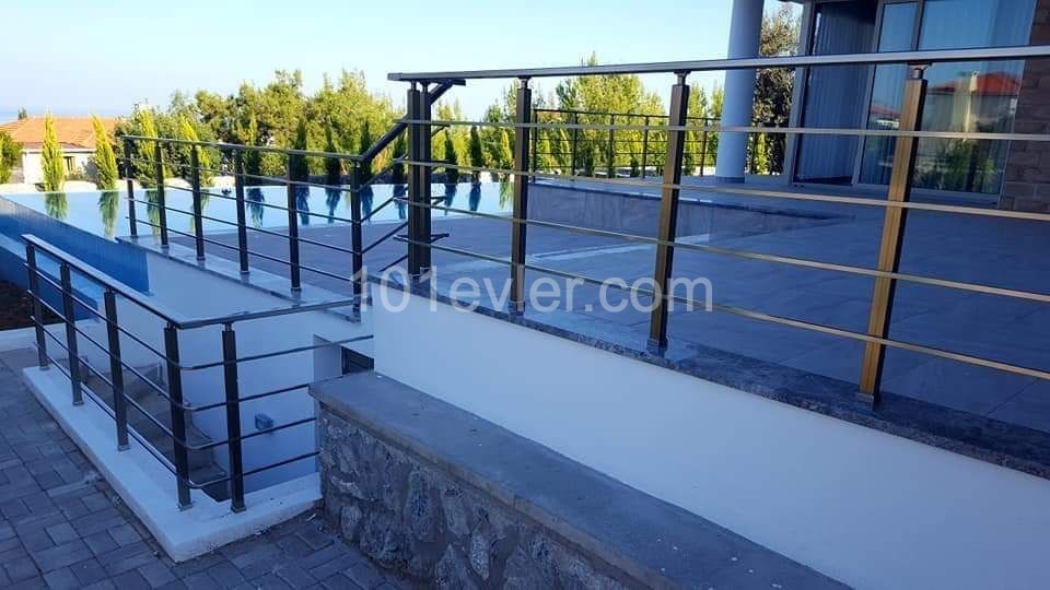 Girne Çatalköyde  Havuzlu satilik Villa