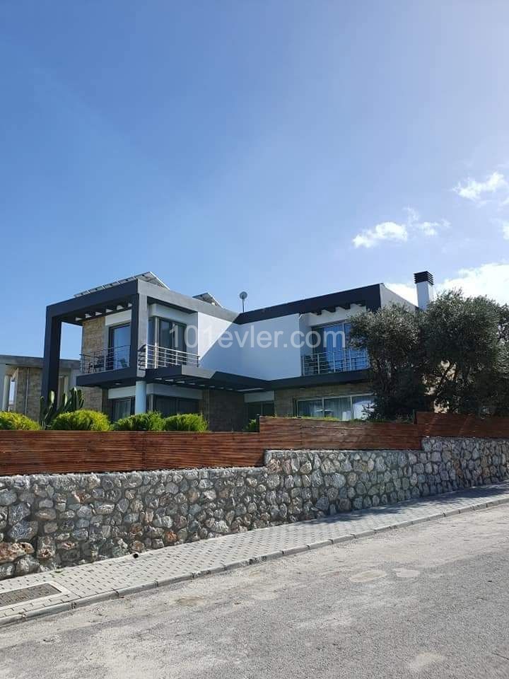 Girne Çatalköyde  Havuzlu satilik Villa