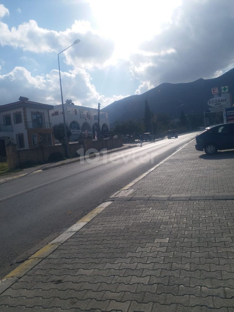 DIE PERLE VON KYRENIA BELLEPAIS. FABELHAFTE LAGE, HALBBAUVILLA MIT POOL MIT MEER- UND BERGBLICK.