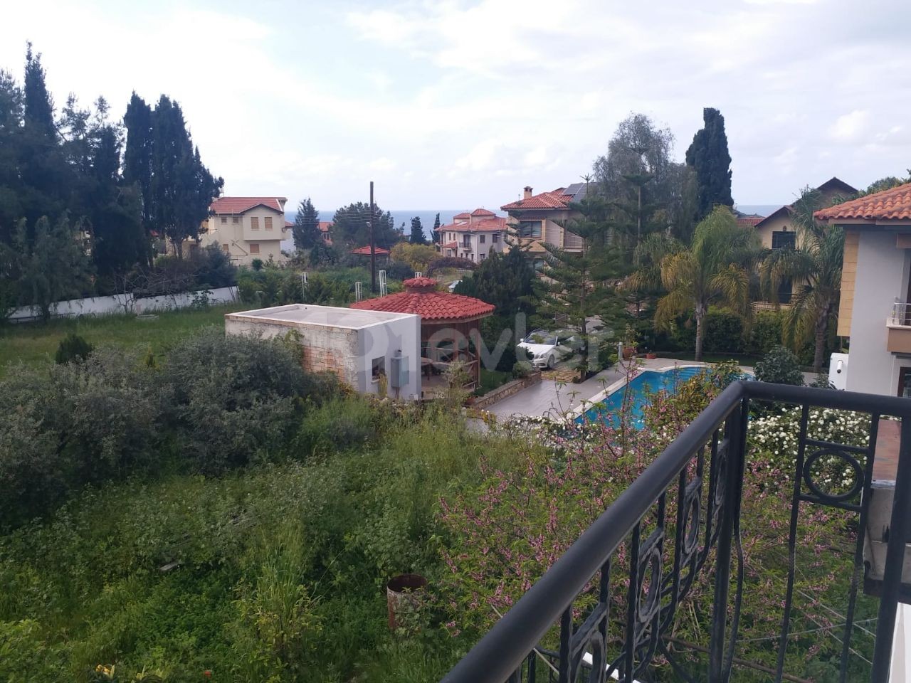 3+1 VILLA MIT GROSSEM GARTEN IN DER REGION ÇATALKOY IN KYRENIA