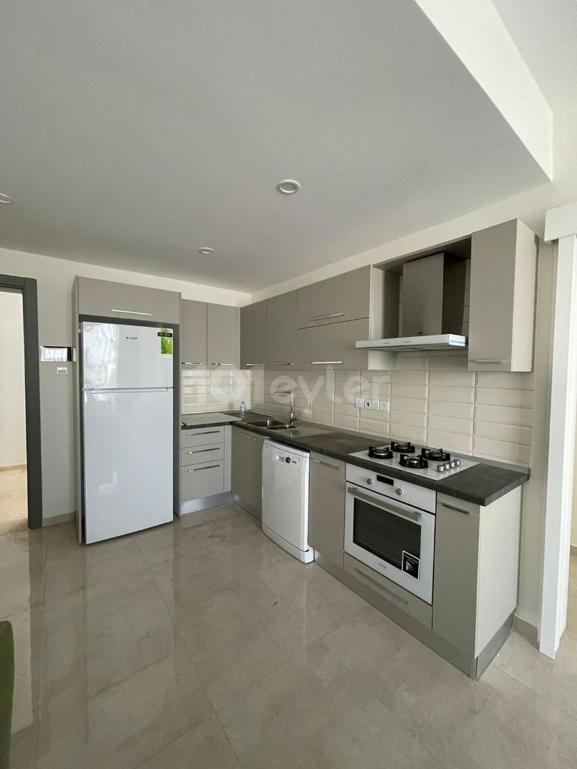 Nicosia küçük kaymaklı / macakızı arkarı durak market 5 min / 2+1 / 400 stg / 6+6 payable / 2 deposit / kamsel real estate 05338616118 - 05338711922 ** 