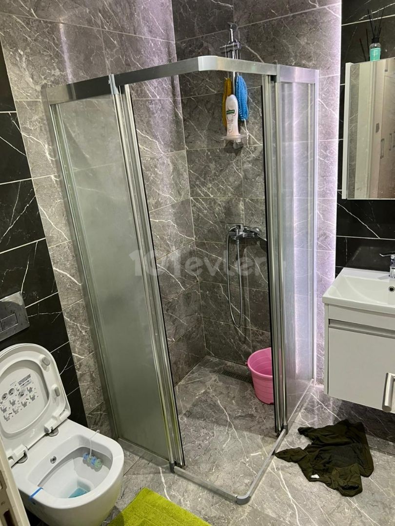 Lefkoşa vergi dairesi karşısı satılık 65 bin stg  5 kat içinde kiracı 400 stg  kiracı vardır eşyalarıyla beraber verilecektir 05338711922 05338616118 