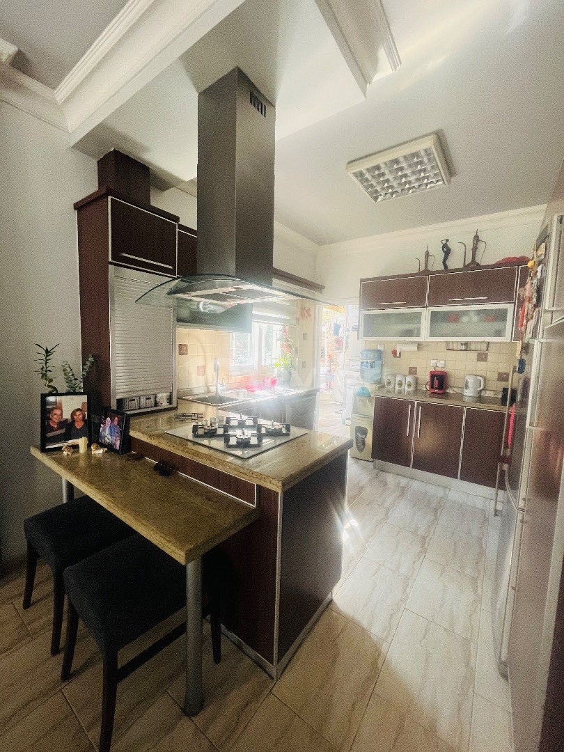 MAĞUSA MERKEZDE 3+1 DAİRE .