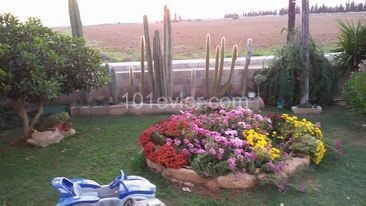 یک خانه دوبلکس جداگانه با یک باغ و یک چاه اب برای فروش در روستای سواران ** 