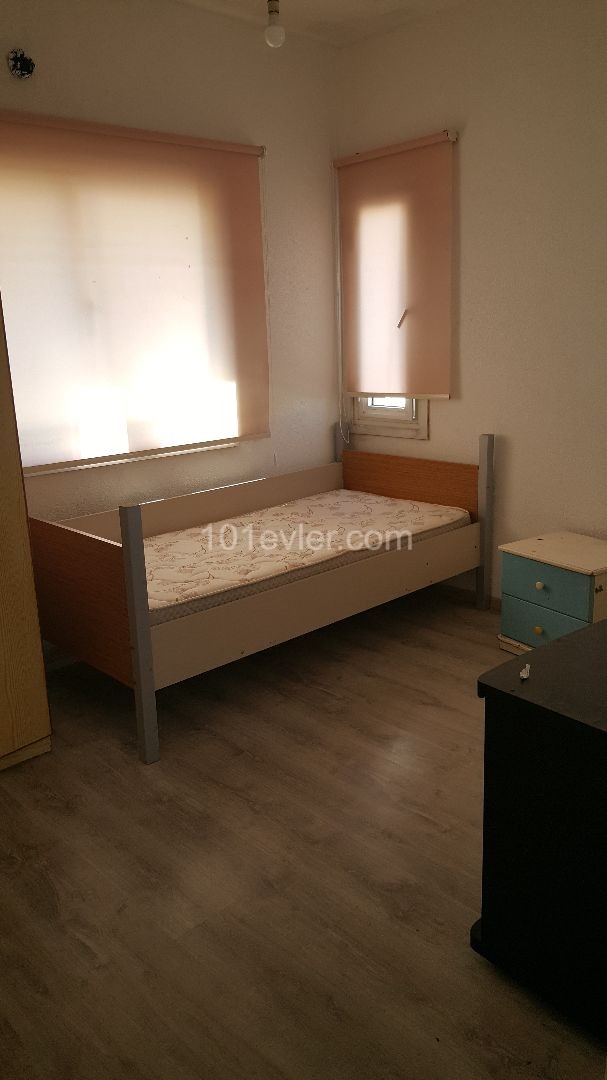 GAZİMAGUSA MERKEZDE SATILIK 2+1 EŞYALI DAİRE