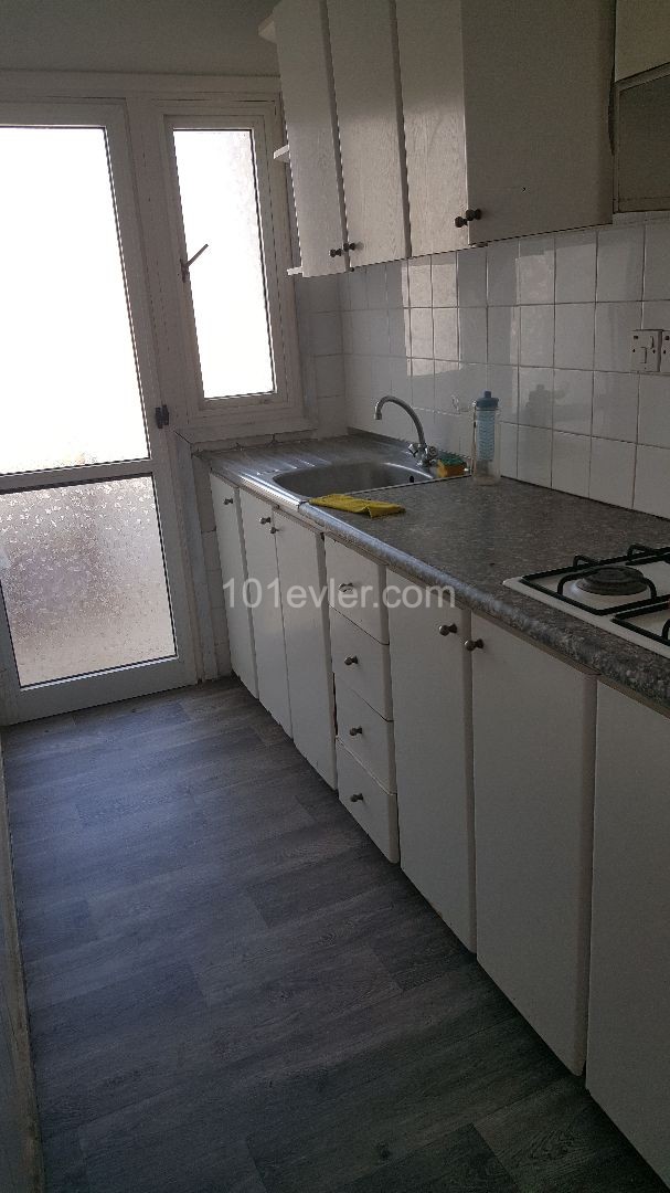 GAZİMAGUSA MERKEZDE SATILIK 2+1 EŞYALI DAİRE