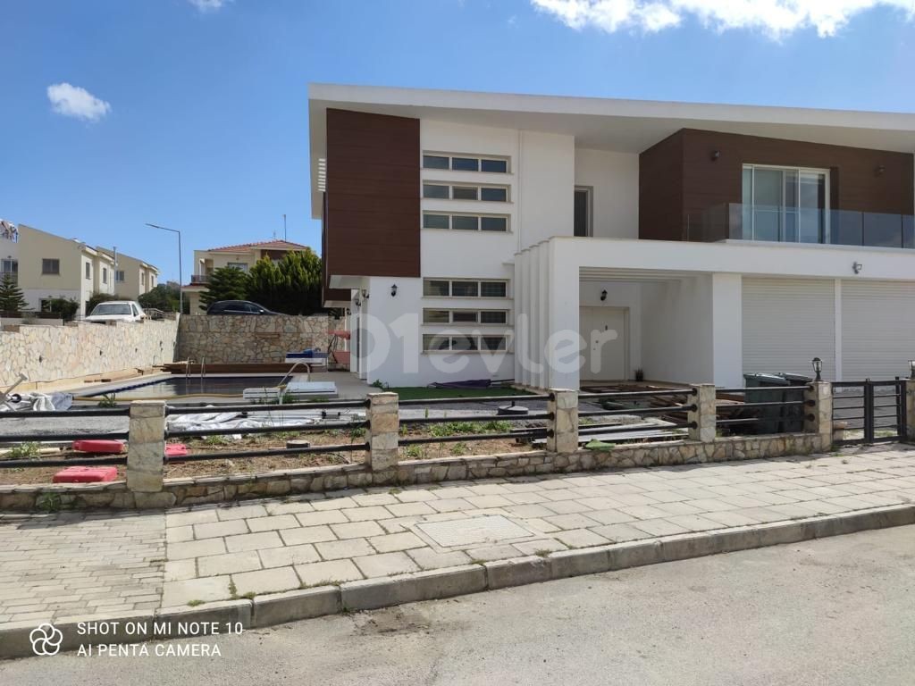 LEFKOŞA -HAMİTKÖY ANA YOLA YAKIN ÖZEL YAPILMIŞ VİLLA 440 M2