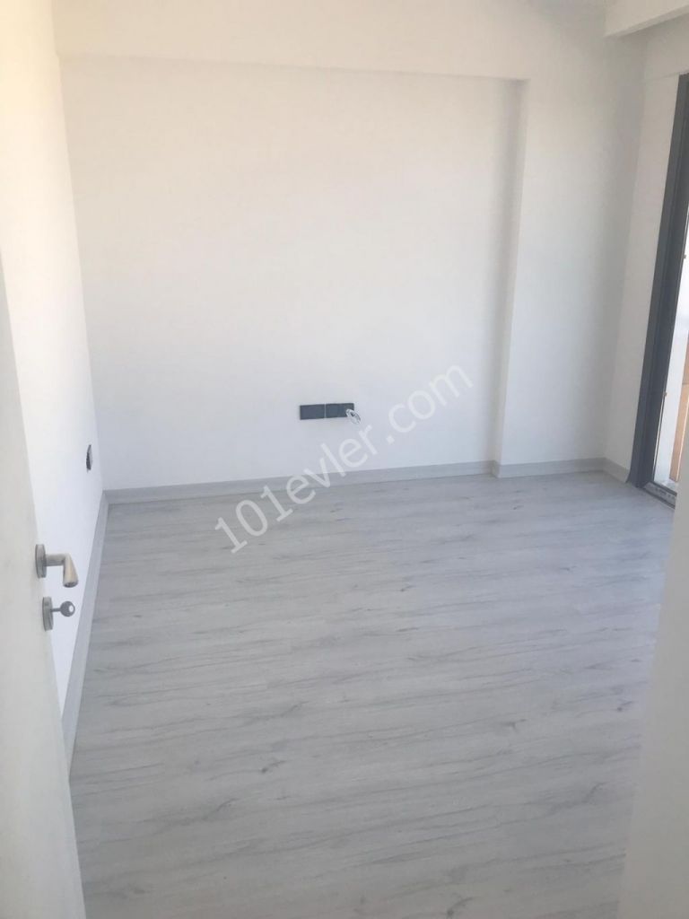 GİRNE MERKEZDE,2+1,DAĞ VE DENİZ MANZARALI,ASANSÖRLÜ,SATILIK DAİRE..