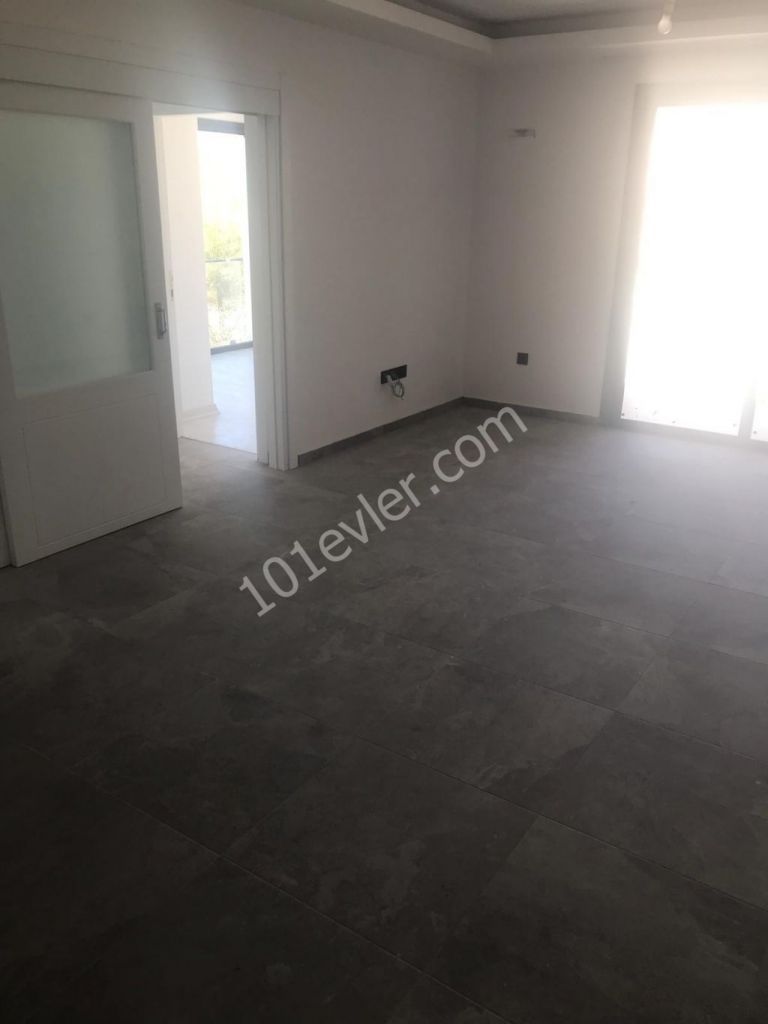 GİRNE MERKEZDE,2+1,DAĞ VE DENİZ MANZARALI,ASANSÖRLÜ,SATILIK DAİRE..