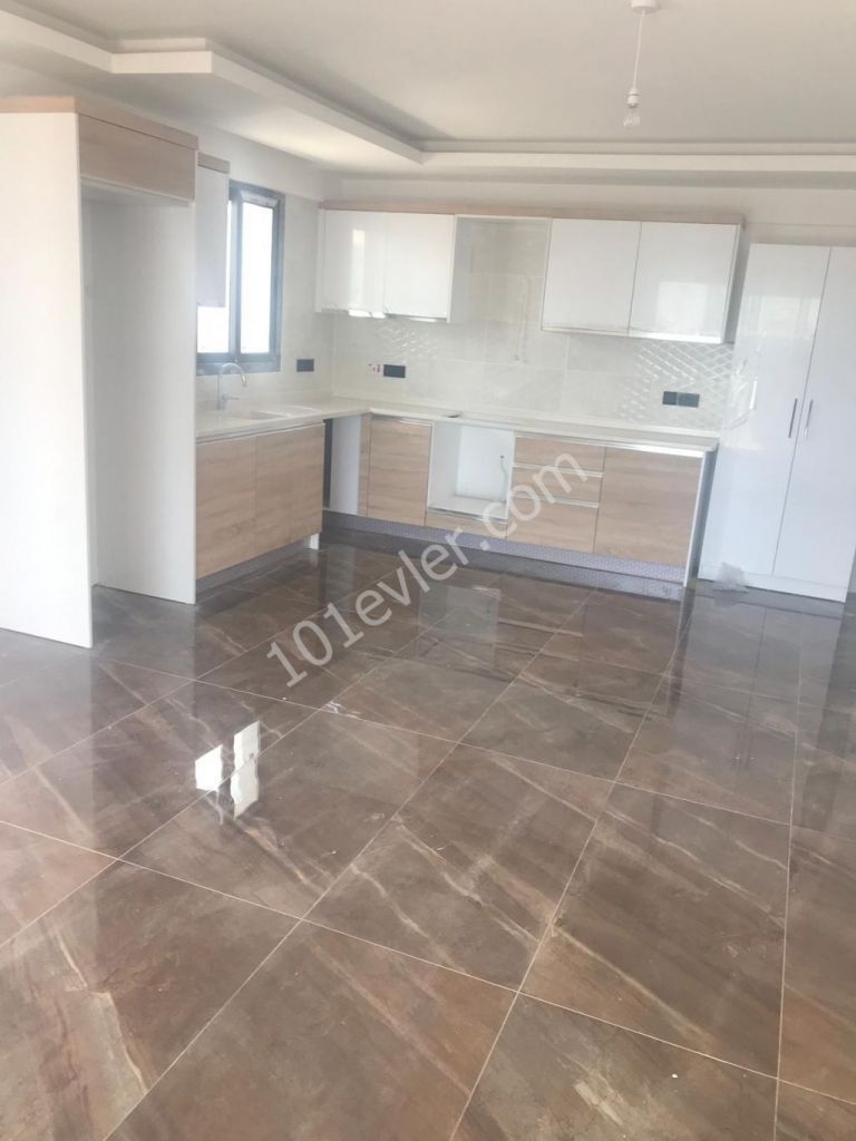 GİRNE MERKEZDE,2+1,DAĞ VE DENİZ MANZARALI,ASANSÖRLÜ,SATILIK DAİRE..