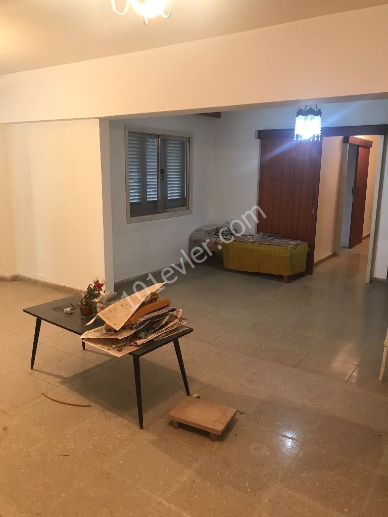 JUL 3+1 APARTMENT FOR SALE ON A SPACIOUS, CLEANLY MAINTAINED GROUND FLOOR IN KÖŞKLÜÇIFTLIK !! بيت للبيع بمنطقة كومصال ** 