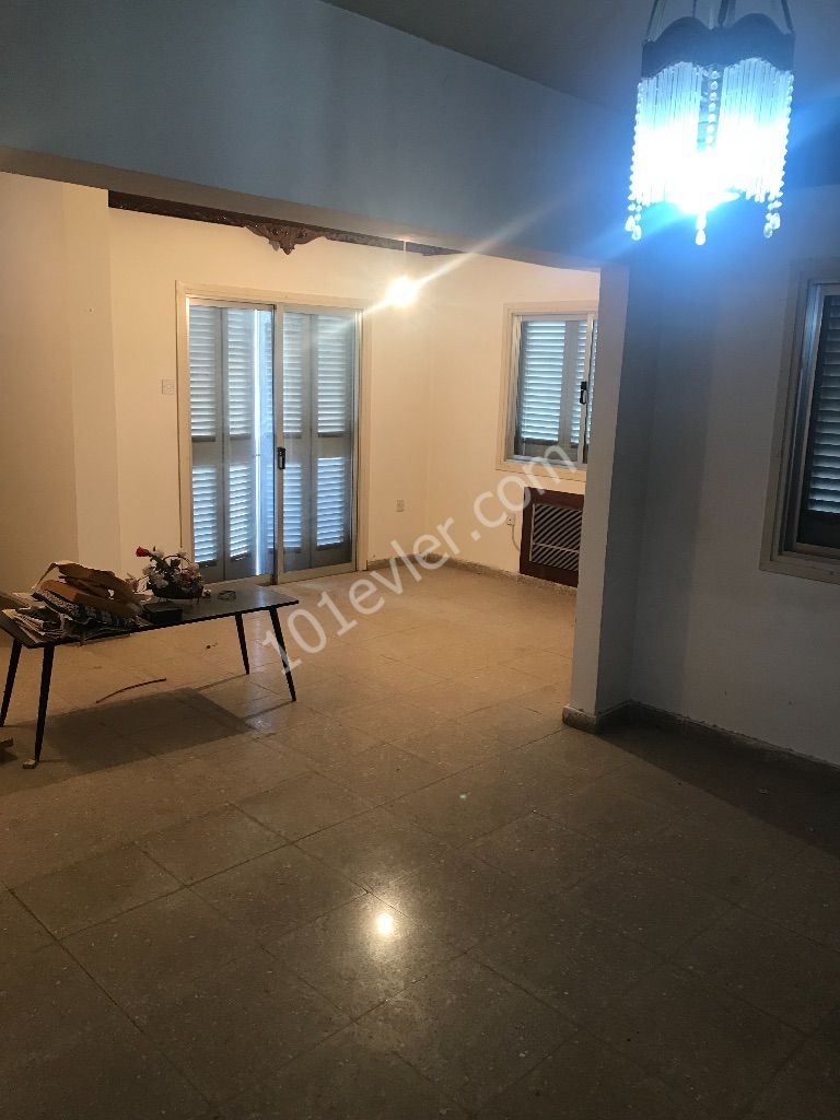 JUL 3+1 APARTMENT FOR SALE ON A SPACIOUS, CLEANLY MAINTAINED GROUND FLOOR IN KÖŞKLÜÇIFTLIK !! بيت للبيع بمنطقة كومصال ** 