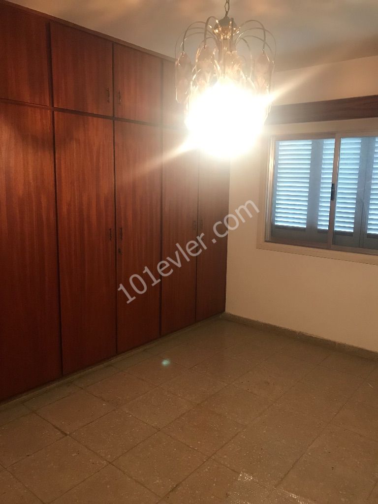 JUL 3+1 APARTMENT FOR SALE ON A SPACIOUS, CLEANLY MAINTAINED GROUND FLOOR IN KÖŞKLÜÇIFTLIK !! بيت للبيع بمنطقة كومصال ** 