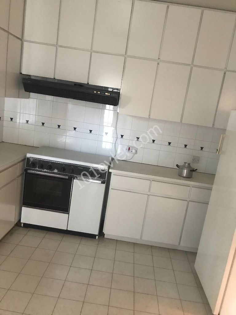 JUL 3+1 APARTMENT FOR SALE ON A SPACIOUS, CLEANLY MAINTAINED GROUND FLOOR IN KÖŞKLÜÇIFTLIK !! بيت للبيع بمنطقة كومصال ** 