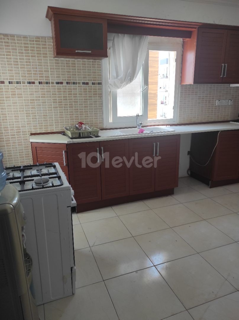 THERE ARE 3+1 APARTMENTS FOR RENT VERY CLOSE TO MITERED STOPS IN THE CITY OF للإجار شقة بالغونيلي قرب المواقف على الشارع العام ** 