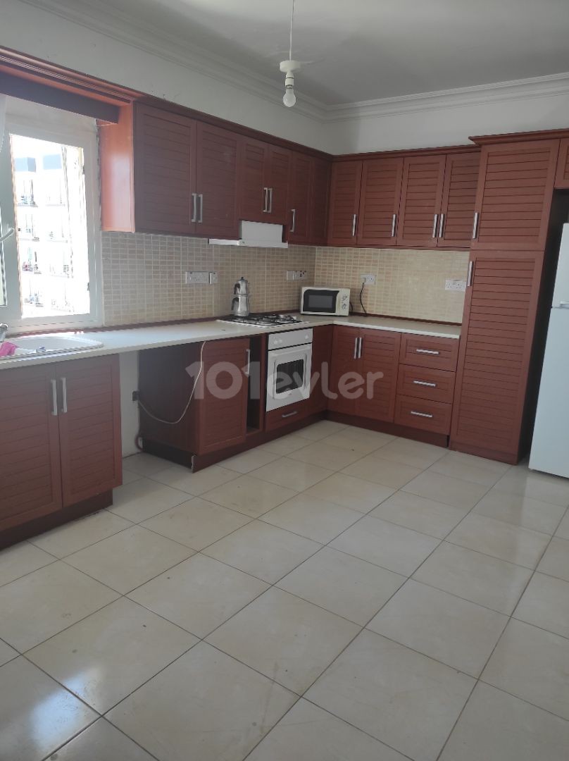 THERE ARE 3+1 APARTMENTS FOR RENT VERY CLOSE TO MITERED STOPS IN THE CITY OF للإجار شقة بالغونيلي قرب المواقف على الشارع العام ** 