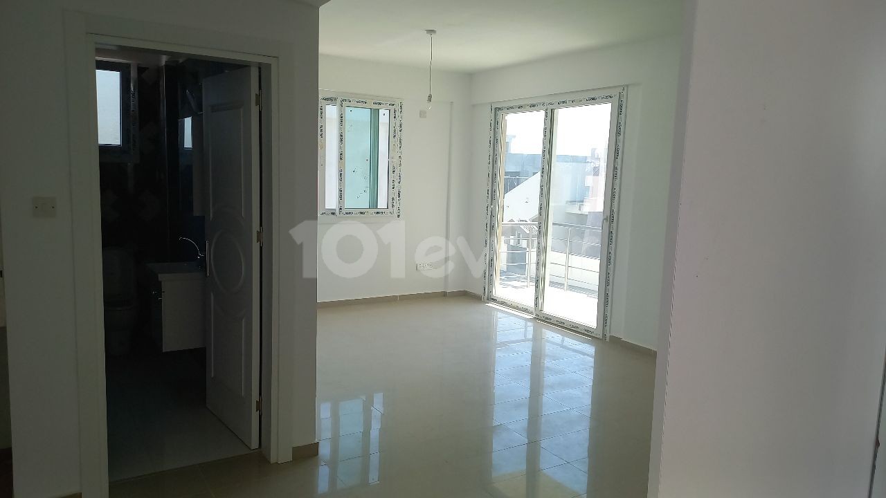 GÖNYELİDE ÜÇ CEPHESİ OLAN 2+1 90 M2 LUKS DAIRE