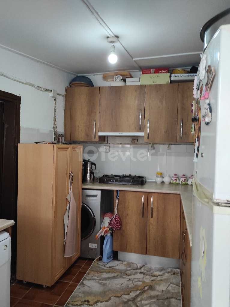 LEFKOŞA SURLAR İÇİNDE SATILIK TÜRK MALI MÜSTAKİL  2+1 DAİRE 