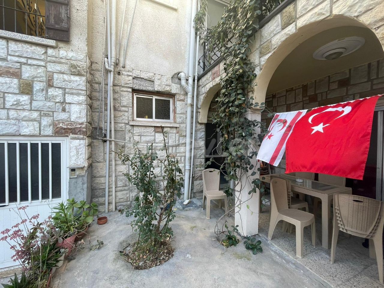 COMPLETE BUILDING FOR SALE IN GÖNYELI IN GOOD CONDITION FOR FUTURE INVESTMENT PURPOSES